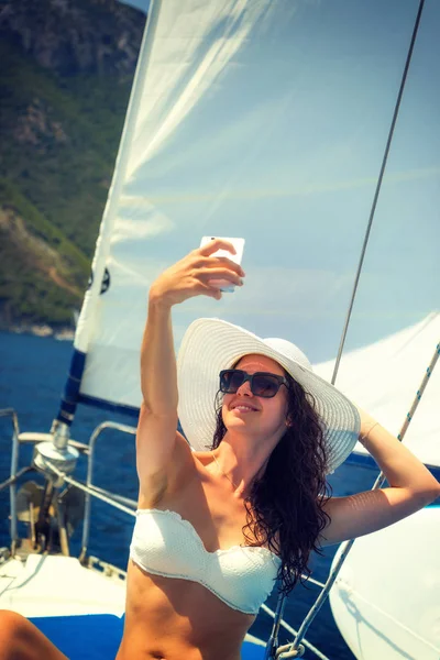 Mulher em um barco à vela no mar Jónico — Fotografia de Stock