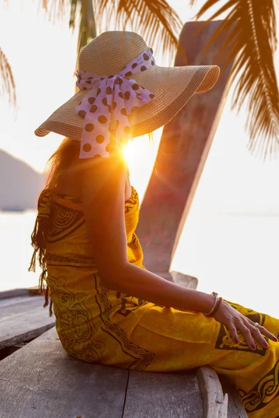 Žena na lodi dlouhý ocas při západu slunce — Stock fotografie