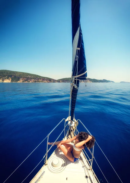 Bir yelkenli tekne Ionian sea içinde kadın — Stok fotoğraf