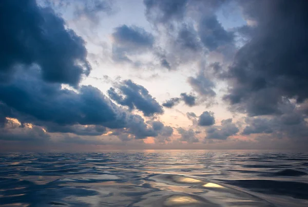 Erstaunliche tropische Meereslandschaft mit Wolken — Stockfoto