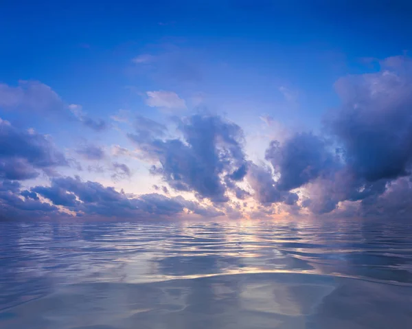 Incredibile paesaggio marino tropicale con nuvole — Foto Stock