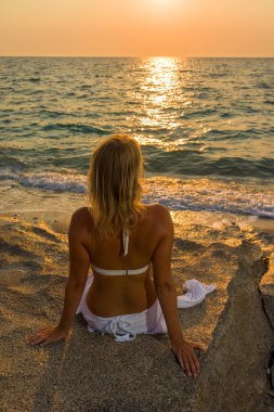 Yunanistan sahilde zarif kadın