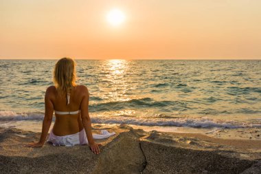 Yunanistan sahilde zarif kadın