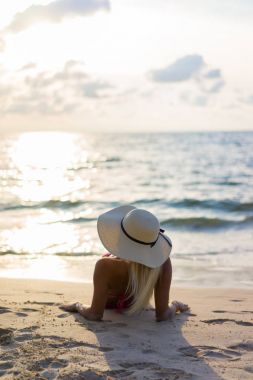 Sahilde poz Yüzme elbiseli kadın