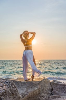 Yunanistan sahilde zarif kadın