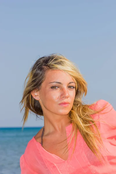 ビーチでピンクのシャツの女性 — ストック写真