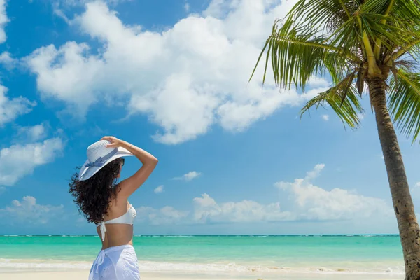 Femme Avec Chapeau Rafraîchissant Sur Plage — Photo