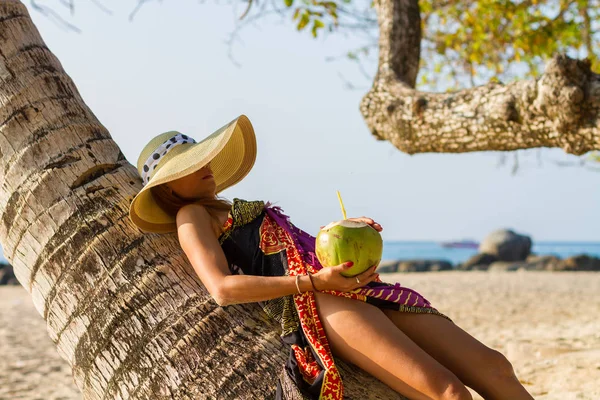 Vrouw op het strand — Stockfoto