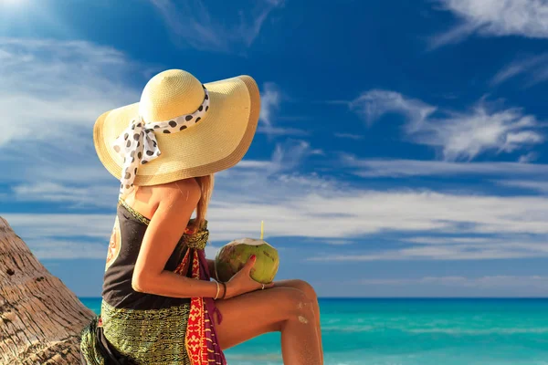 Vrouw op het strand — Stockfoto