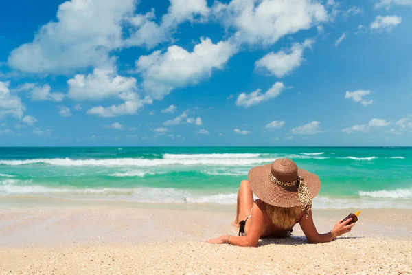 Sahilde yaz tatil kadınla — Stok fotoğraf