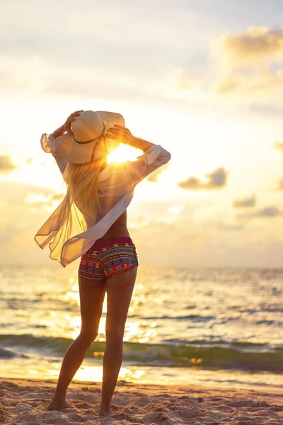 Γυναίκα Μαγιό Που Ποζάρει Στην Παραλία Ηλιοβασίλεμα — Φωτογραφία Αρχείου