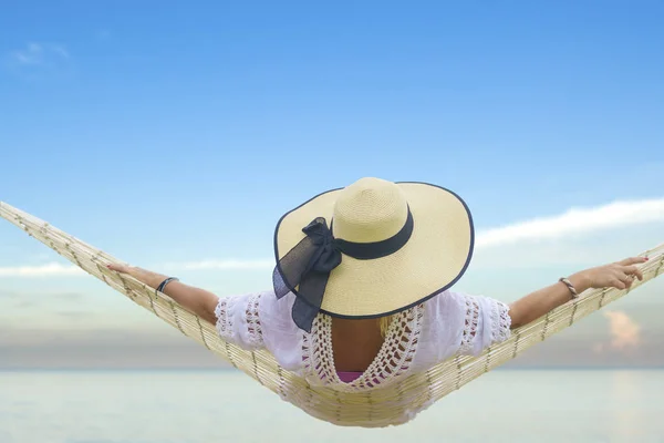 Woman relaxing at the beach — Stock Photo, Image