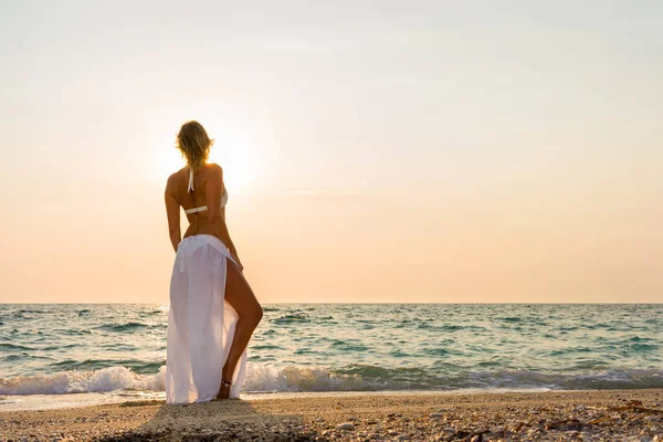 Yunanistan batımında sahilde zarif kadın