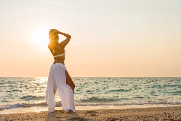 Flott Kvinna Stranden Grekland Vid Solnedgången — Stockfoto
