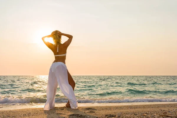 Stijlvolle Vrouw Aan Het Strand Griekenland Bij Zonsondergang — Stockfoto