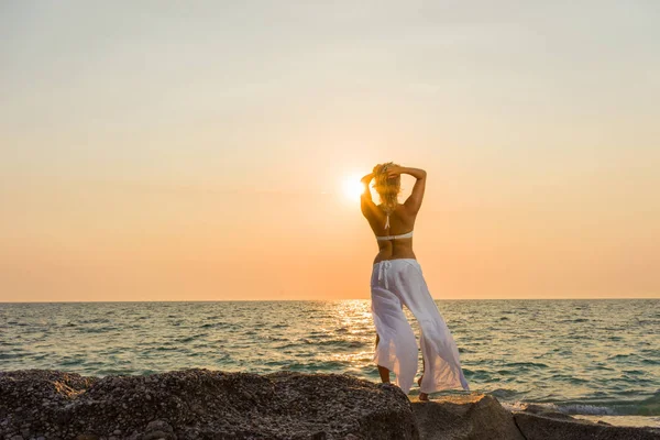 Stijlvolle Vrouw Aan Het Strand Griekenland Bij Zonsondergang — Stockfoto