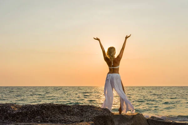 Stijlvolle Vrouw Aan Het Strand Griekenland Bij Zonsondergang — Stockfoto