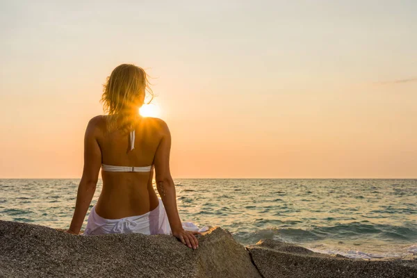 Yunanistan sahilde zarif kadın