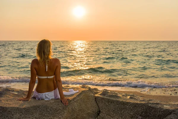 Yunanistan sahilde zarif kadın