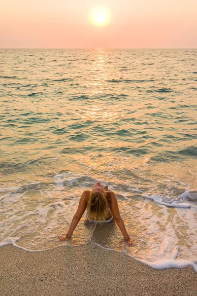 Kvinnan i vit bikini på stranden — Stockfoto