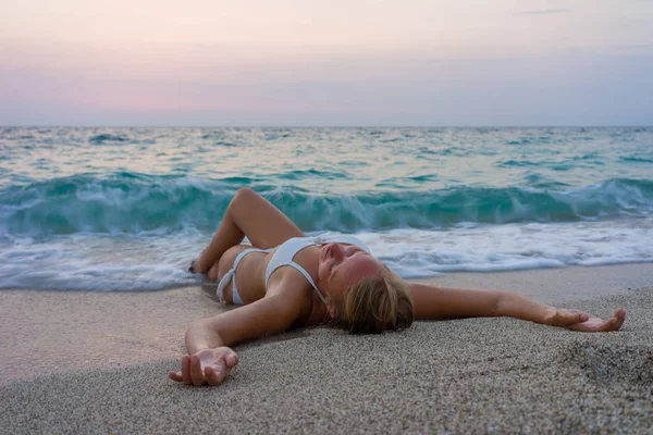Mujer en bikini blanco en la playa —  Fotos de Stock