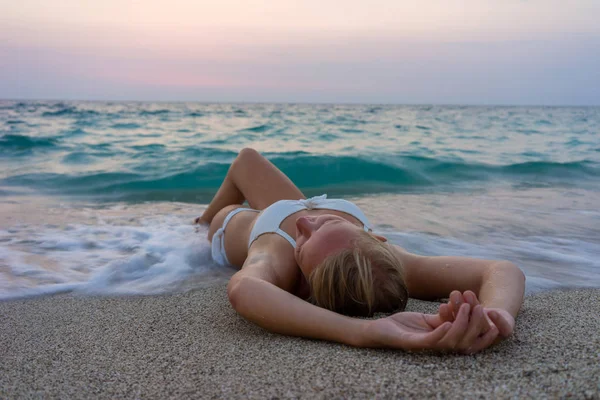 Mujer en bikini blanco en la playa —  Fotos de Stock