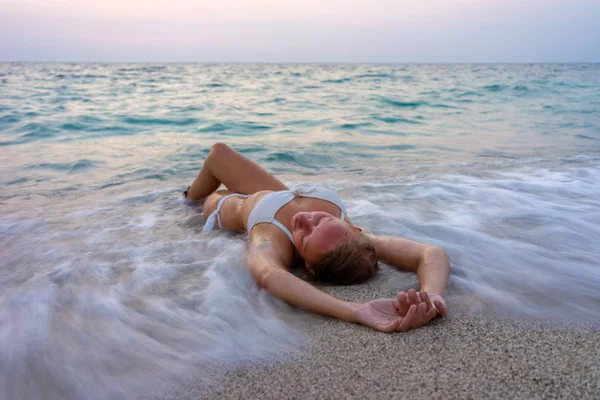 Frau im weißen Bikini am Strand — Stockfoto