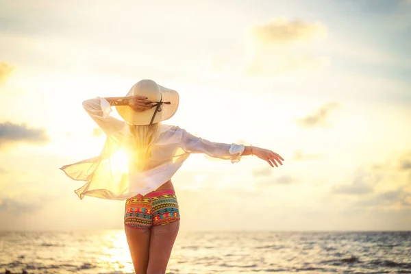 Vrouw in zwemmen pak poseren op het strand — Stockfoto