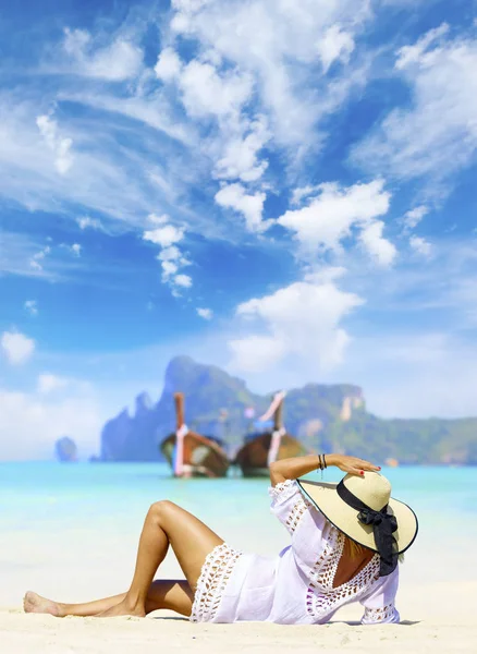 Vrouw aan het strand in Thailand — Stockfoto