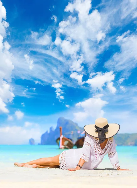 Vrouw aan het strand in Thailand — Stockfoto