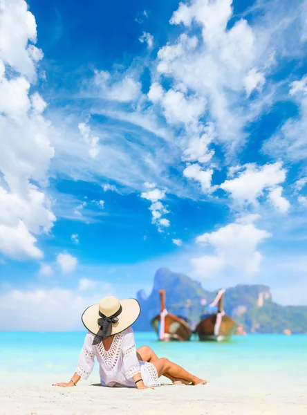 Woman at the beach in Thailand — Stock Photo, Image