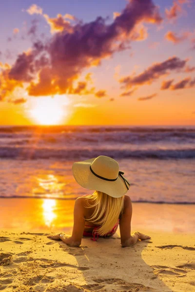 Femme en maillot de bain posant sur la plage — Photo