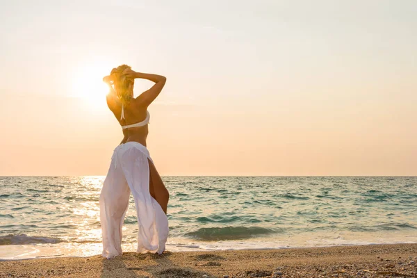 Flott kvinna på stranden i Grekland — Stockfoto