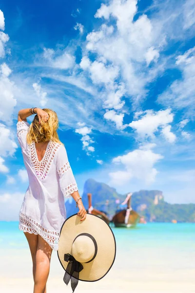 Woman at the beach in Thailand — Stock Photo, Image