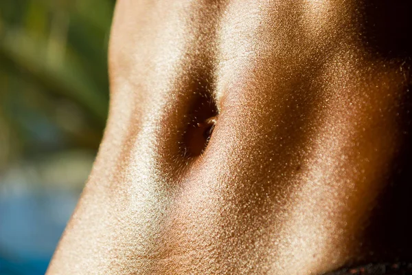 Bikini tropik ortamında rahatlatıcı sağlıklı kadın 