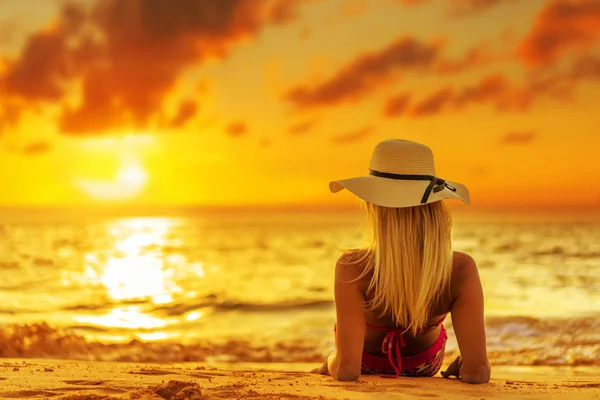 Frau im Badeanzug posiert am Strand — Stockfoto