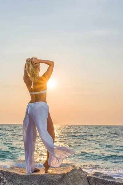 Yunanistan sahilde zarif kadın