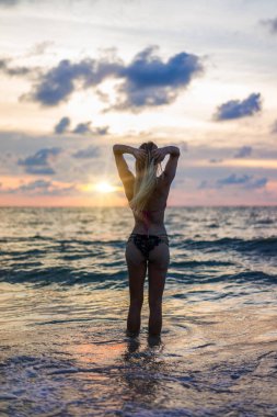 Sahilde poz Yüzme elbiseli kadın