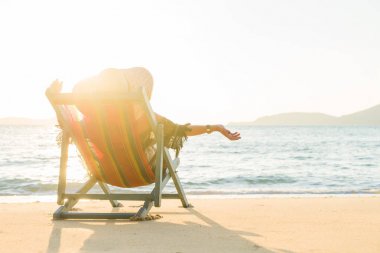 kadın güneş yatak kanepe salon başkanı tatil günlerinde üzerinde rahatlatıcı