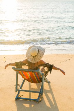 kadın güneş yatak kanepe salon başkanı tatil günlerinde üzerinde rahatlatıcı