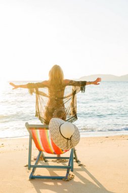 kadın güneş yatak kanepe salon başkanı tatil günlerinde üzerinde rahatlatıcı