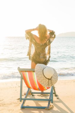 kadın güneş yatak kanepe salon başkanı tatil günlerinde üzerinde rahatlatıcı