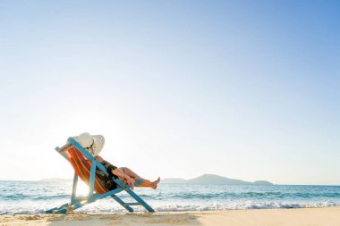kadın güneş yatak kanepe salon başkanı tatil günlerinde üzerinde rahatlatıcı