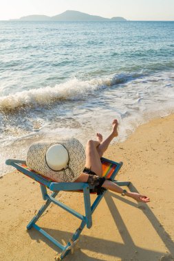 kadın güneş yatak kanepe salon başkanı tatil günlerinde üzerinde rahatlatıcı