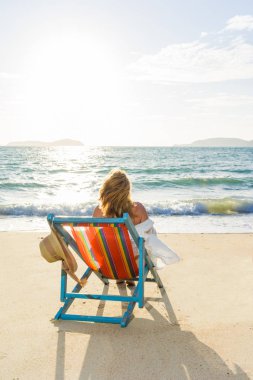 kadın güneş yatak kanepe salon başkanı tatil günlerinde üzerinde rahatlatıcı
