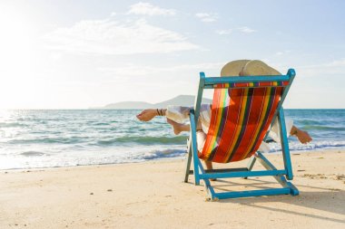 kadın güneş yatak kanepe salon başkanı tatil günlerinde üzerinde rahatlatıcı