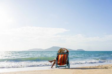 kadın güneş yatak kanepe salon başkanı tatil günlerinde üzerinde rahatlatıcı