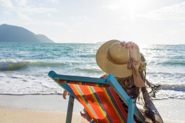 kadın güneş yatak kanepe salon başkanı tatil günlerinde üzerinde rahatlatıcı