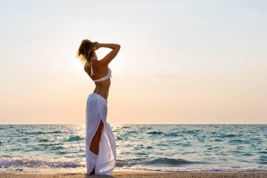 Yunanistan sahilde zarif kadın