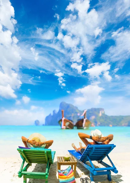 Casal na praia no resort tropical Travel — Fotografia de Stock